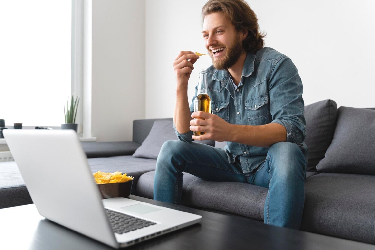 Analyse de documents financiers sur un bureau